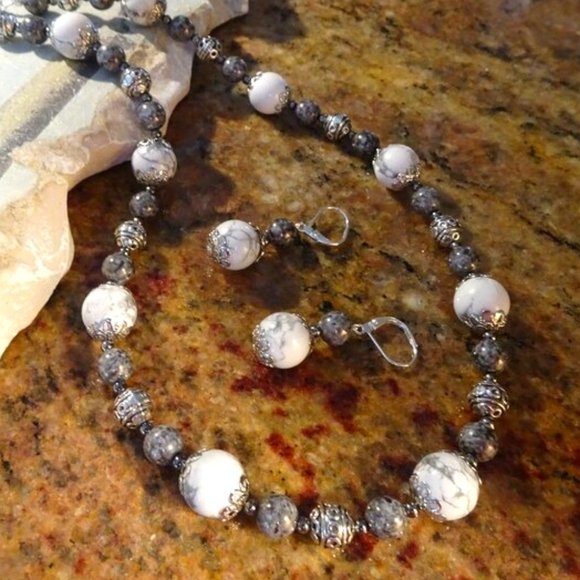 Handcrafted artisanal necklace/earring set in silver & gray - Picture 1 of 6